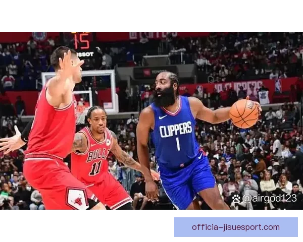 热火与公牛激战正酣两队球星表现引爆全场热情